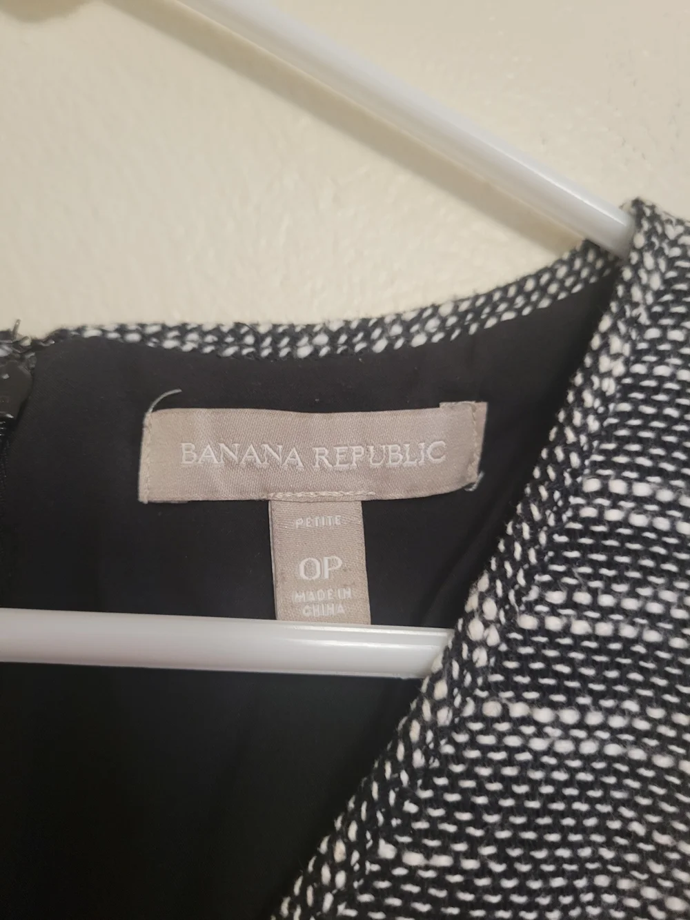 Banana Republic Black & White V-Neck Sheath Dress Size 0P
